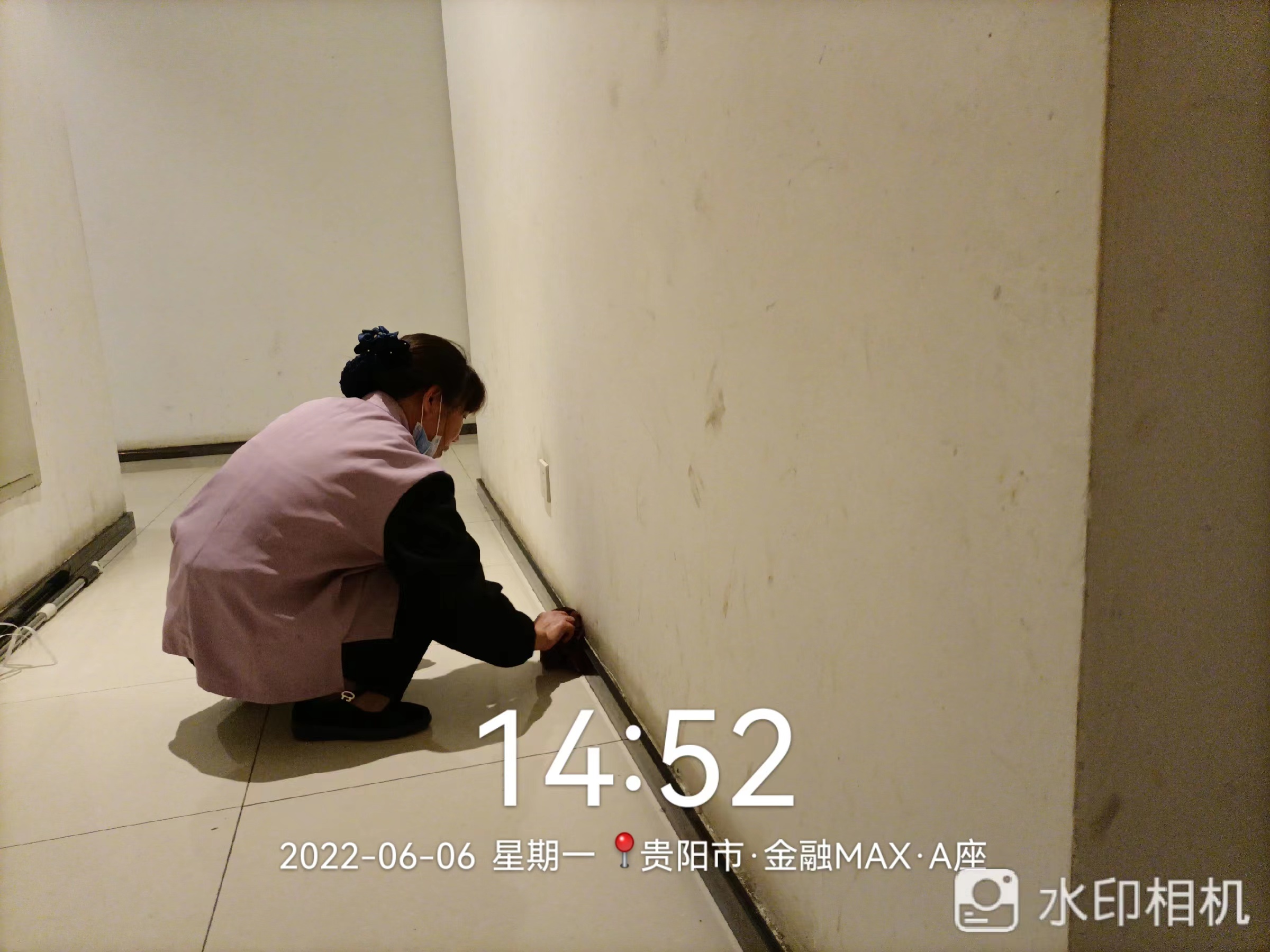 擦拭樓層地腳線(xiàn)